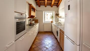 Een koelkast, een microgolfoven, een oven, een vaatwasser