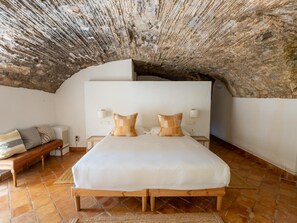 3 bedrooms, iron/ironing board, Internet, bed sheets - House Casa de les Voltes (Peratallada)