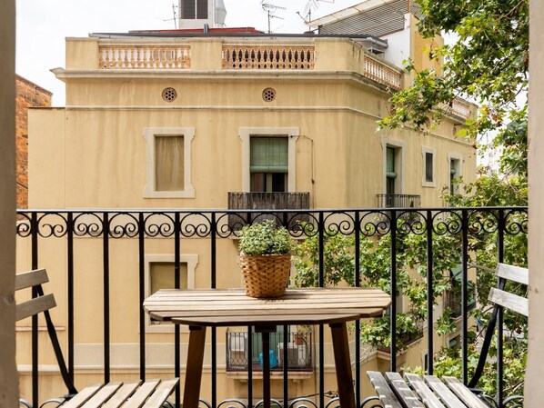 Outdoor dining - DELUXE THREE BEDROOM APARTMENT (Barcelona)