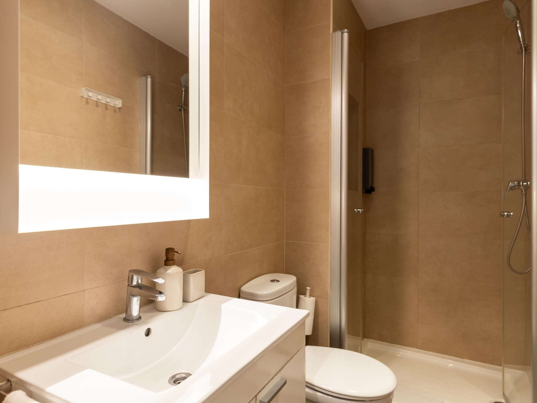 Sèche-cheveux, serviettes fournies