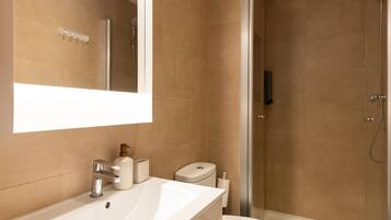 SĂšche-cheveux, serviettes fournies