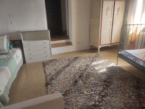 3 makuuhuonetta, silitysrauta/-lauta, vauvan matkasänky, vuodevaatteet