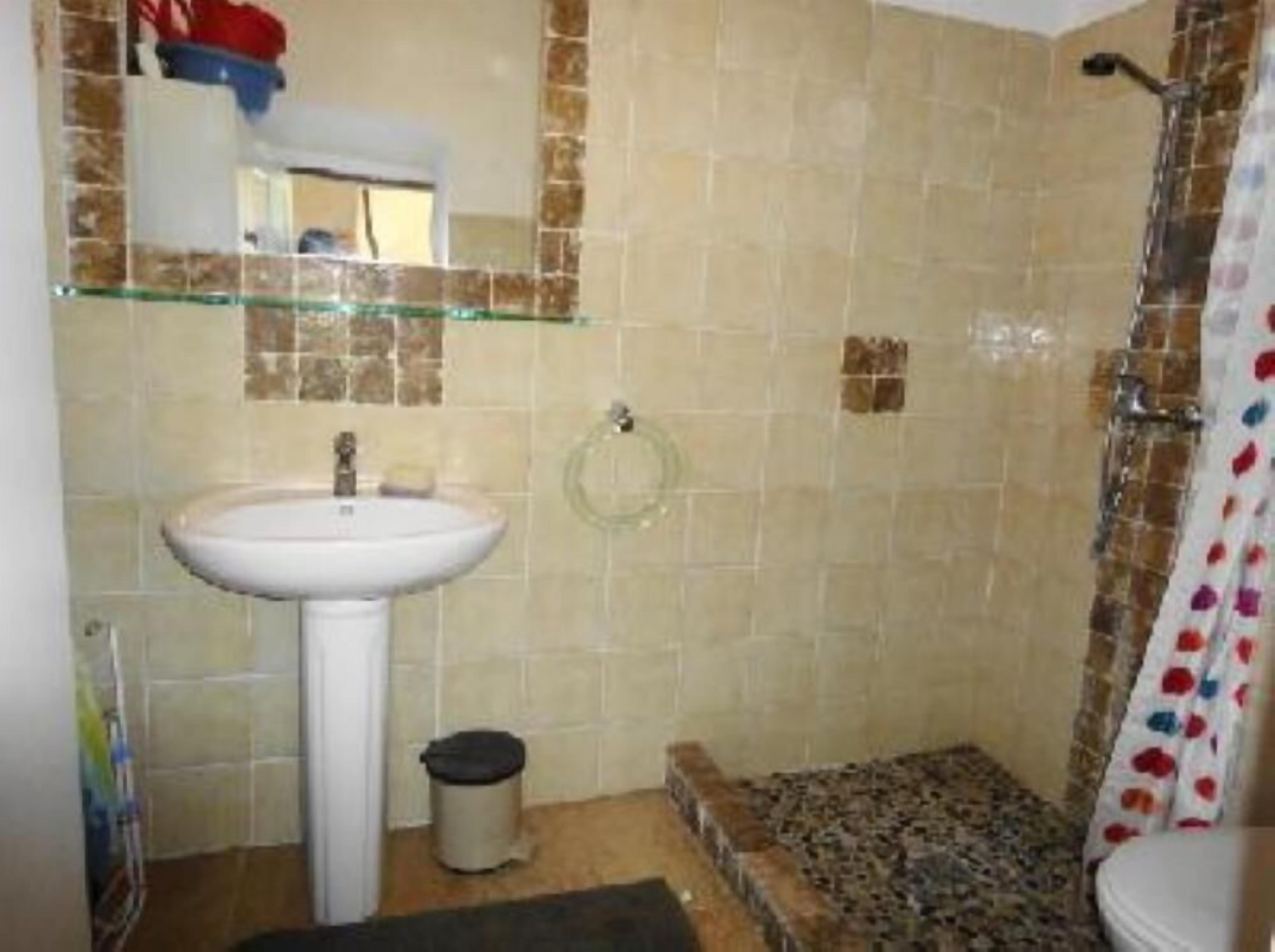 Douche, sèche-cheveux, serviettes fournies