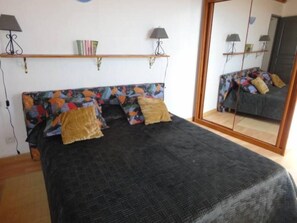 3 slaapkamers, een strijkplank/strijkijzer, reisbedje, beddengoed