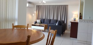 Superior suite, 2 slaapkamers | Woonruimte | Flatscreentelevisie