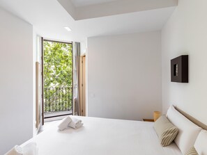 3 bedrooms, iron/ironing board, internet, bed sheets - DELUXE THREE BEDROOM APARTMENT (Barcelona)