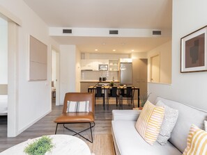 TV - DELUXE THREE BEDROOM APARTMENT (Barcelona)