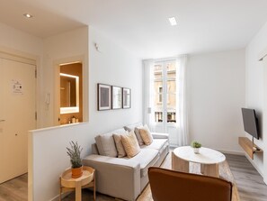 TV - DELUXE THREE BEDROOM APARTMENT (Barcelona)