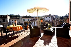 Outdoor dining - Three bedrooms apt. F in a Old Pasta factory with shared pool (Greve in Chianti)