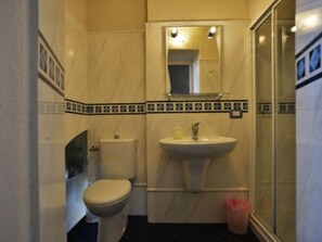 Dutxa, assecador de cabells, bidet i tovalloles 