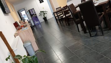 Päivittäinen mannermainen aamiainen (35 RON per henkilö)