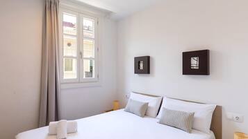 2 slaapkamers, een strijkplank/strijkijzer, internet, beddengoed