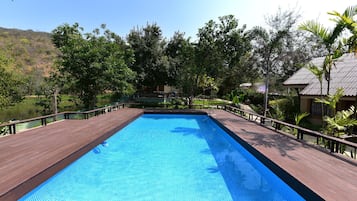 Una piscina al aire libre, tumbonas