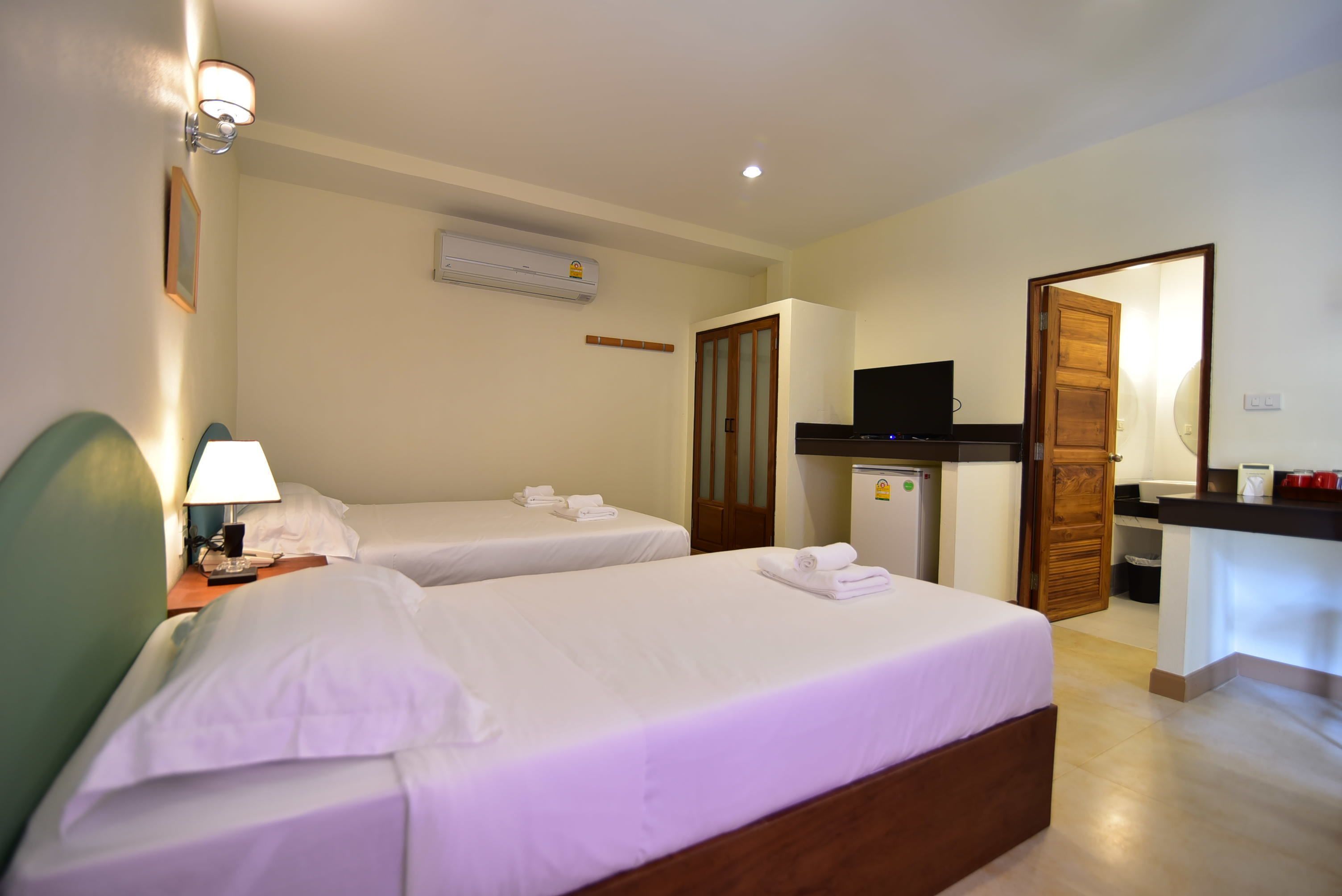 deluxe twin room | desk, soundproofing, free wifi, bed sheets
