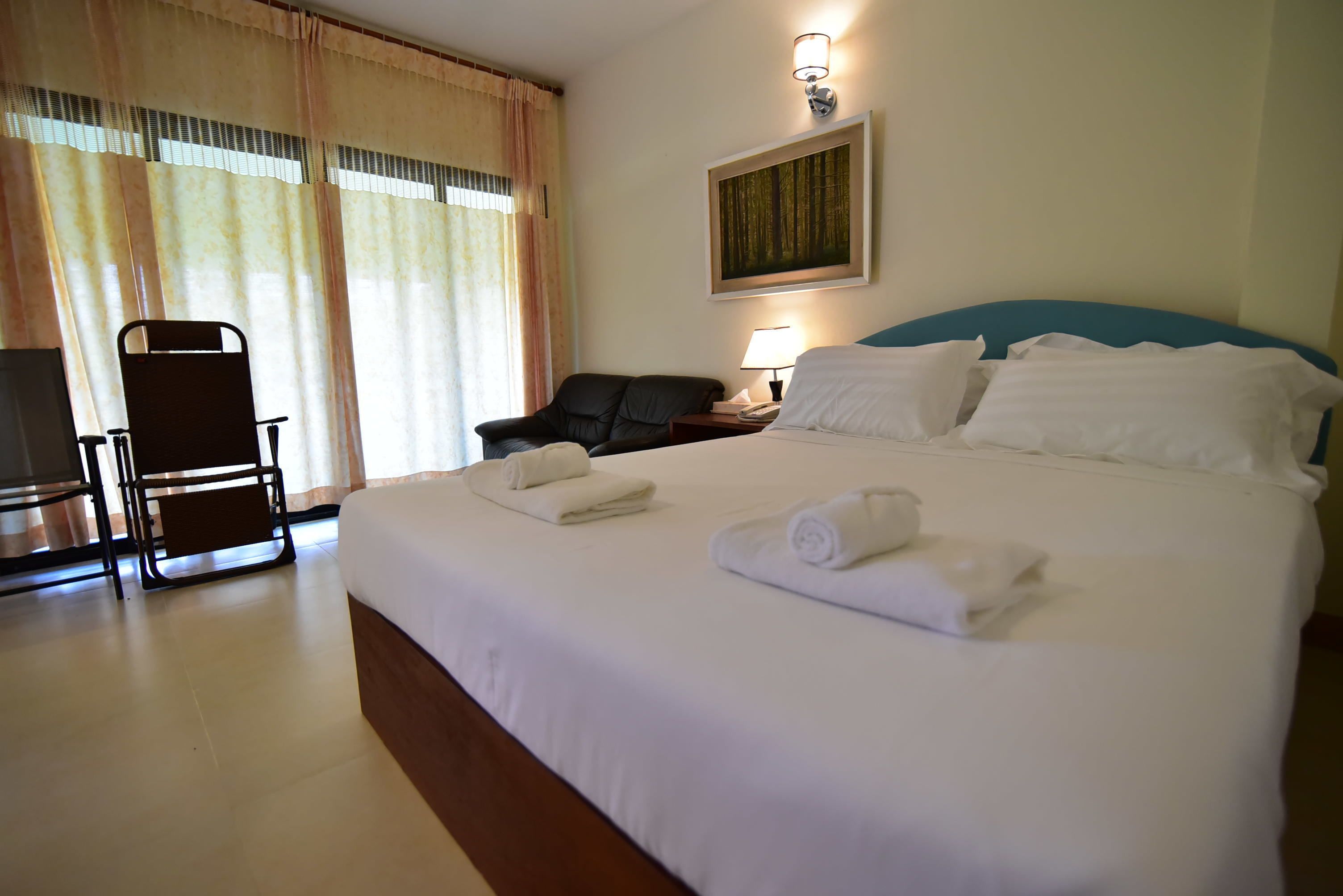 deluxe bungalow | desk, soundproofing, free wifi, bed sheets