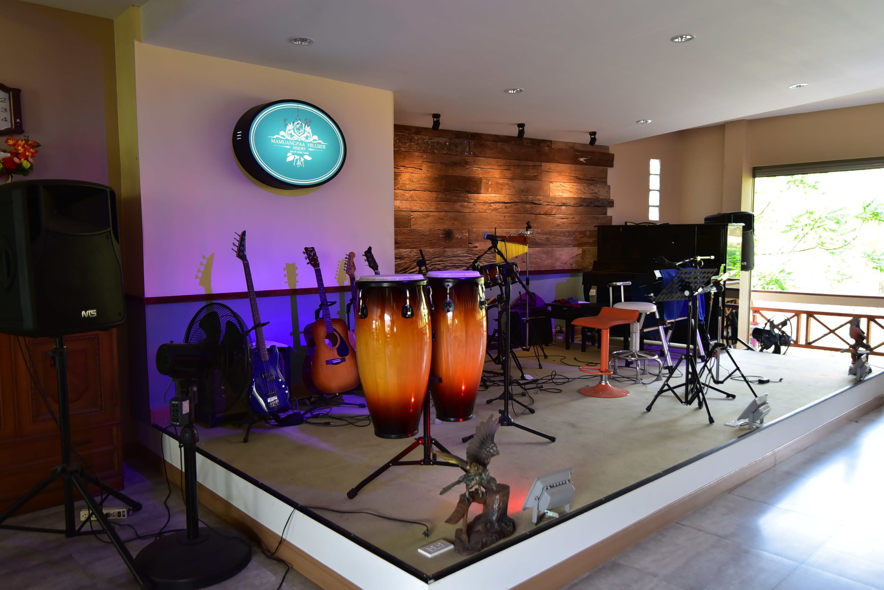 lunch and dinner served, thai cuisine