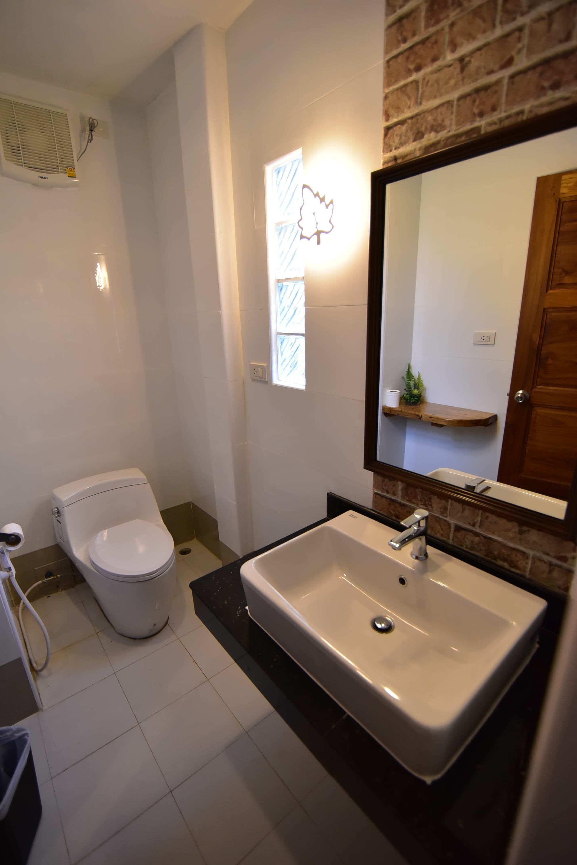 deluxe bungalow | bathroom | shower, free toiletries, bidet, towels