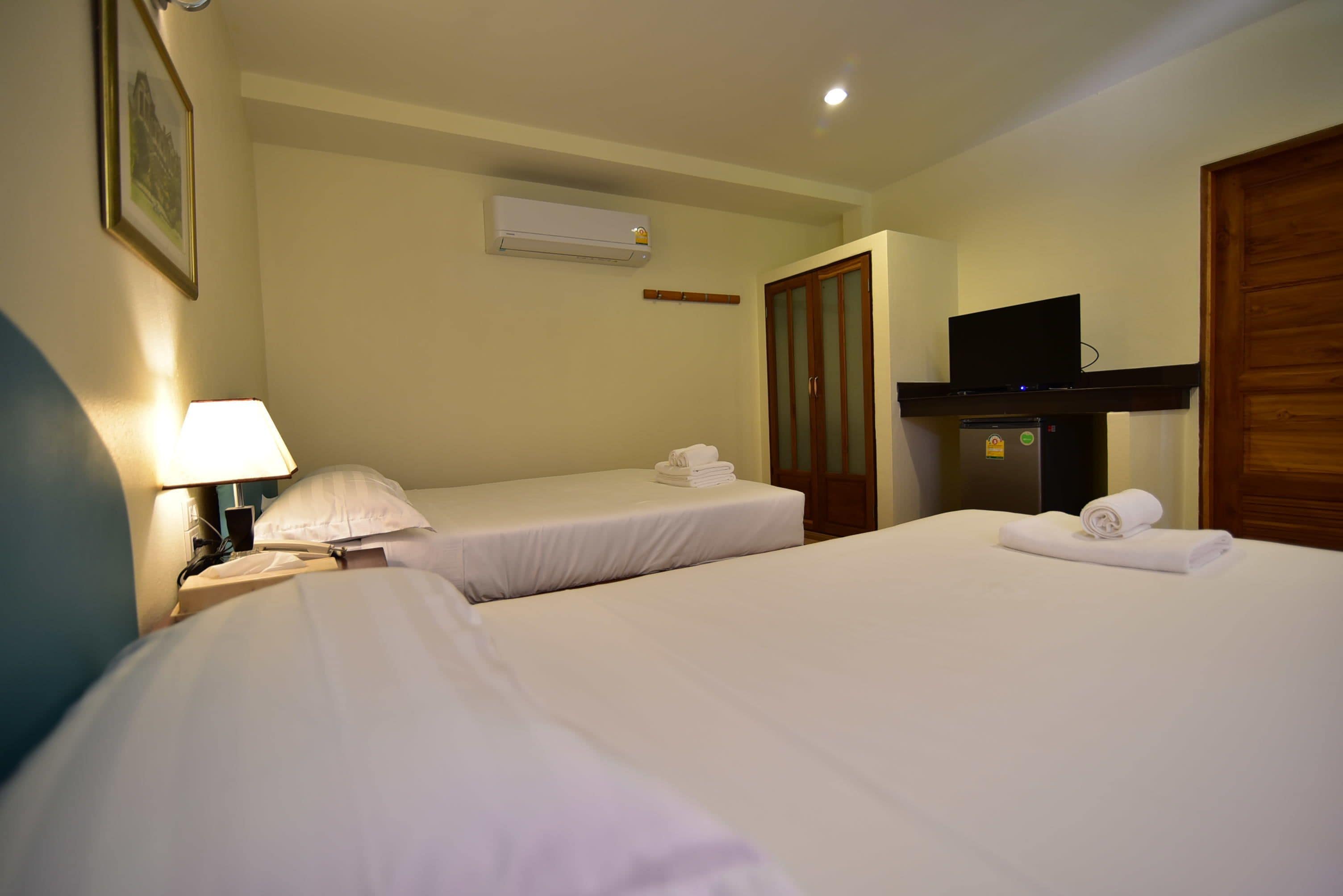 deluxe room with pool access  | desk, soundproofing, free wifi, bed sheets