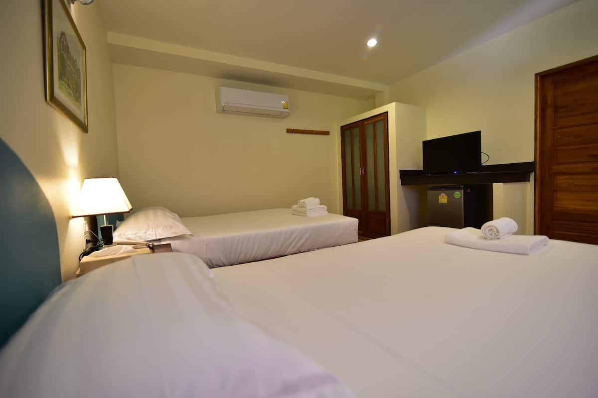 deluxe room with pool access  | desk, soundproofing, free wifi, bed sheets