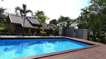 Outdoor pool, sun loungers