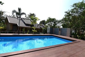 室外泳池；躺椅