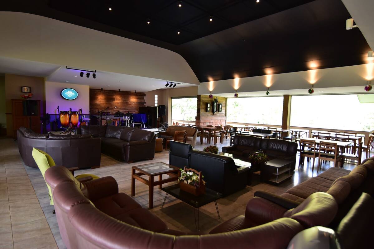 lunch and dinner served, thai cuisine