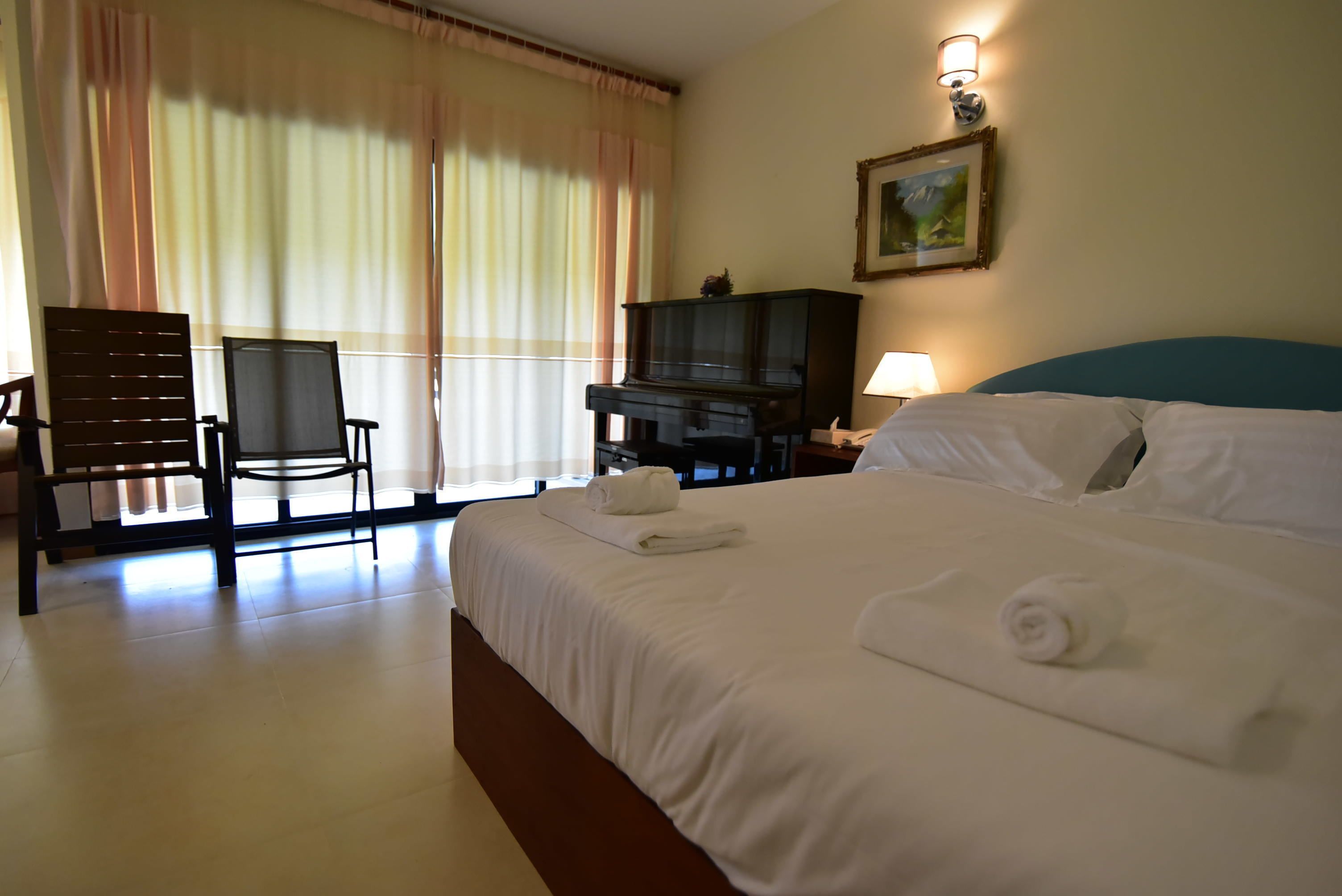 deluxe bungalow | desk, soundproofing, free wifi, bed sheets