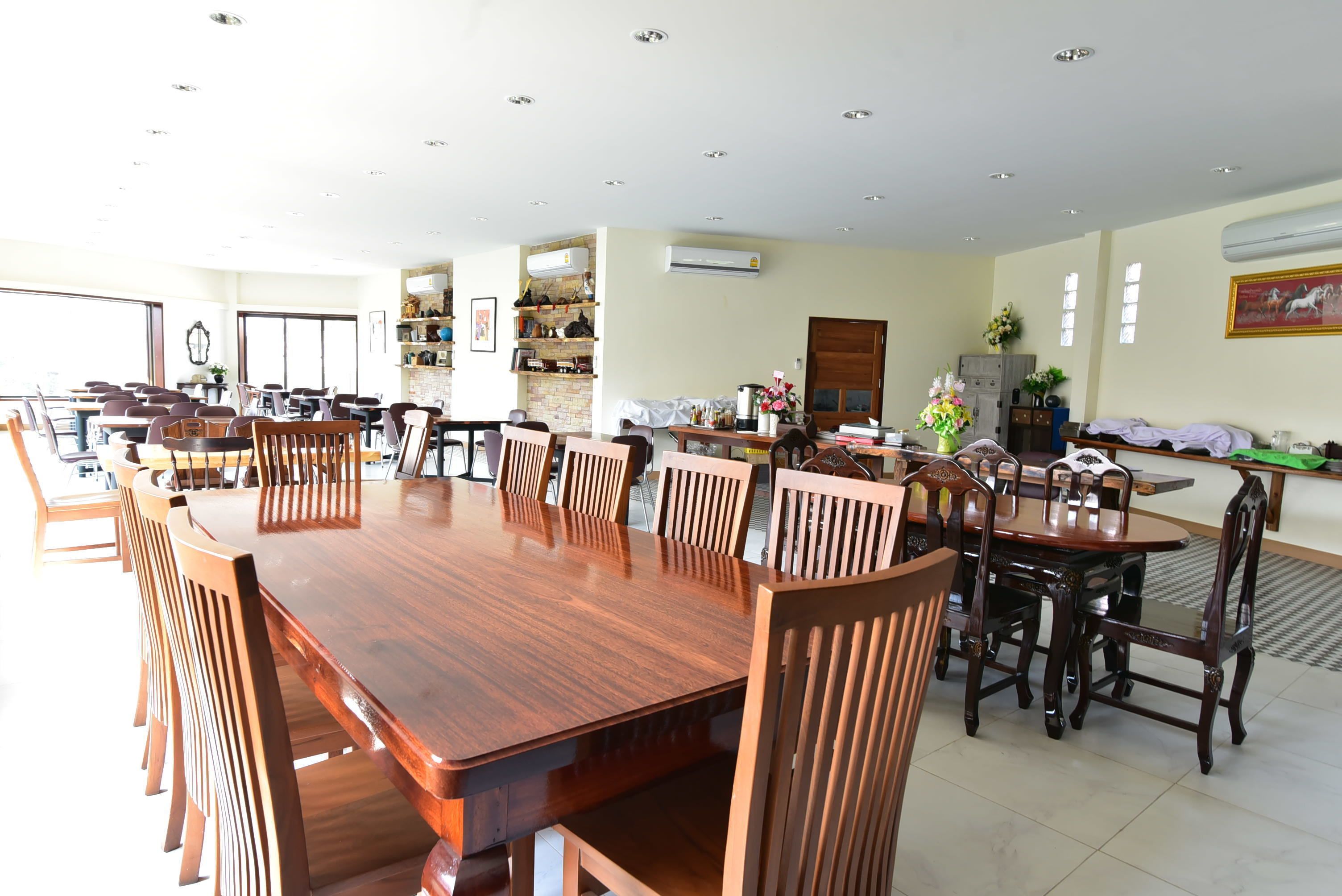 lunch and dinner served, thai cuisine