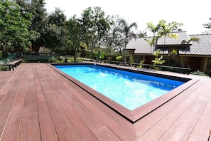 Utendørsbasseng og solsenger