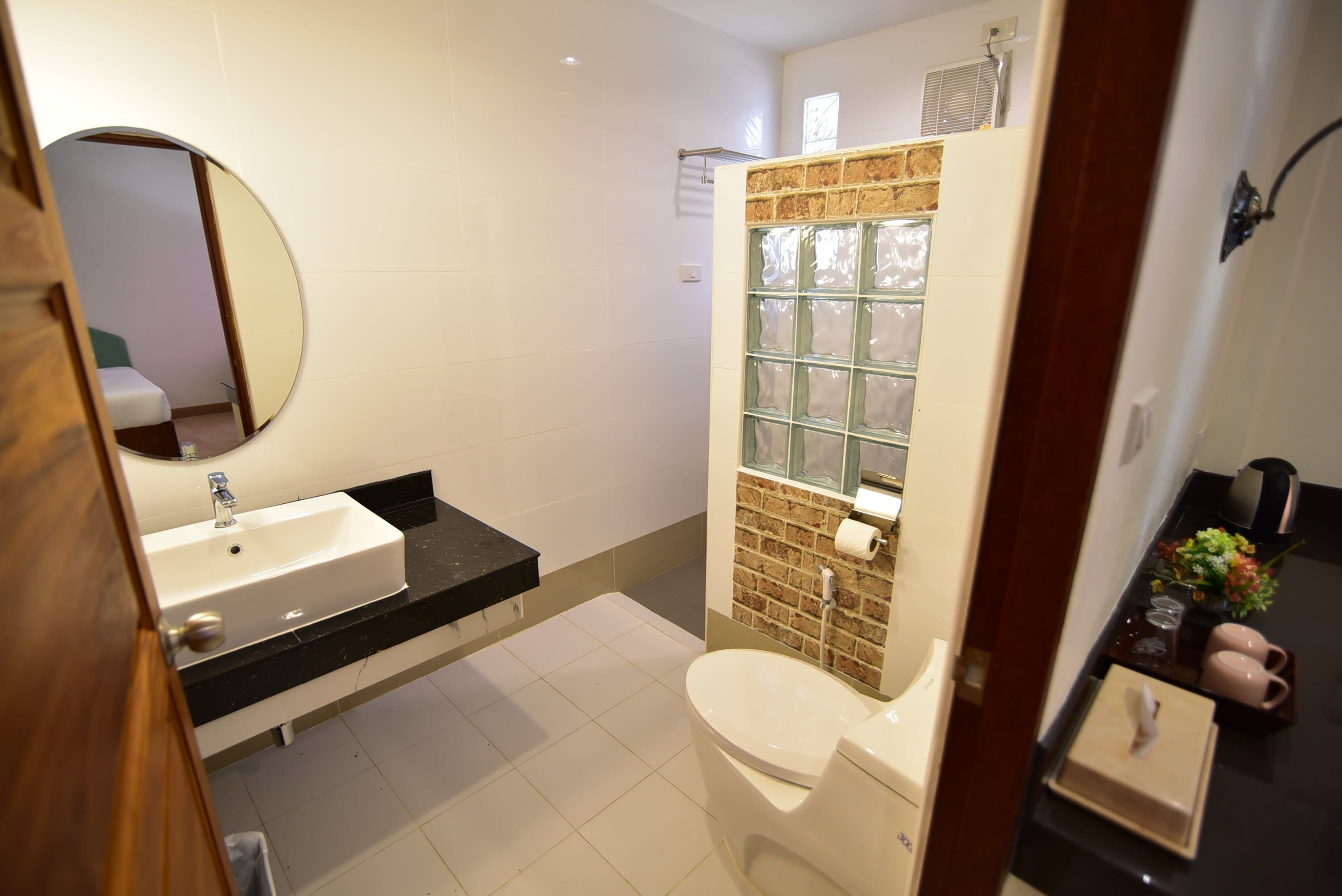 deluxe twin room | bathroom | shower, free toiletries, bidet, towels
