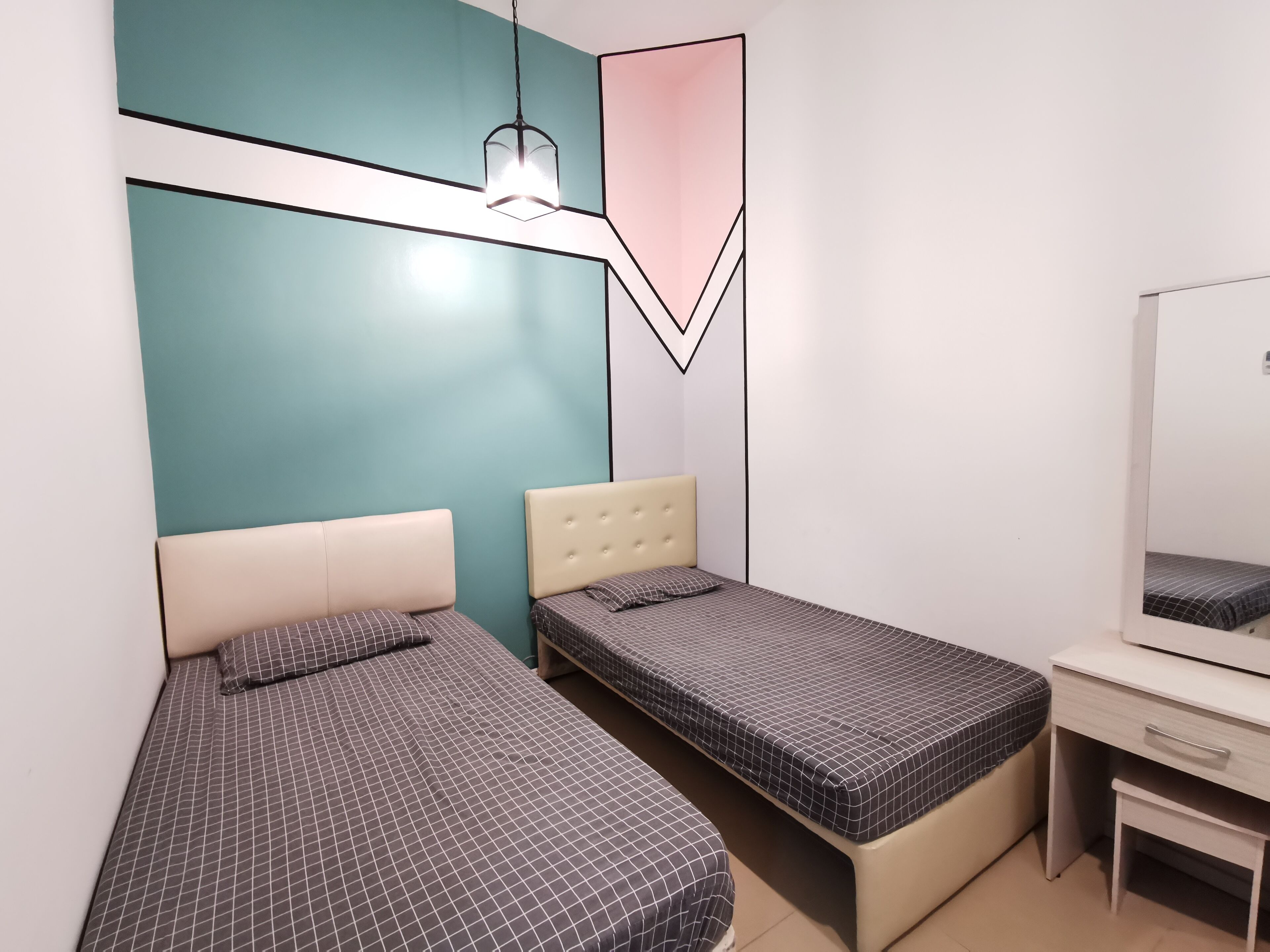 Un dormitorio con dos camas, un aparador y un espejo.