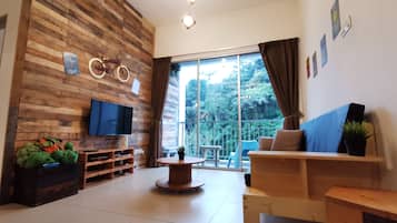 The Woodz x Vintage | Living area | 32-inch flat-screen TV with satellite channels, TV