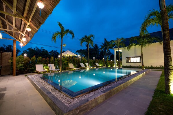 Outdoor pool, pool umbrellas, sun loungers - Hoi An The Son Villa (Da Nang)