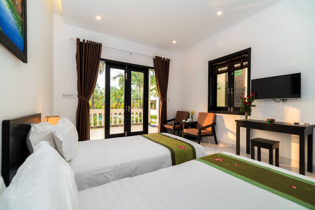 Suite familiale, 1 chambre, patio, au bord de la piscine | Minibar, bureau, rideaux d’obscurcissement, système d’insonorisation