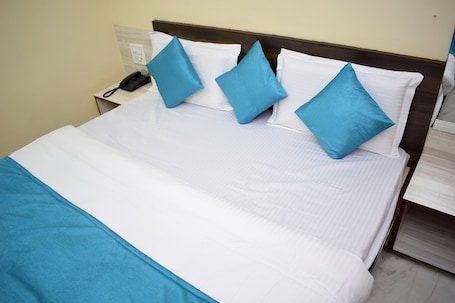 Deluxe Room, 1 Double Bed | In-room safe, desk, soundproofing, free WiFi