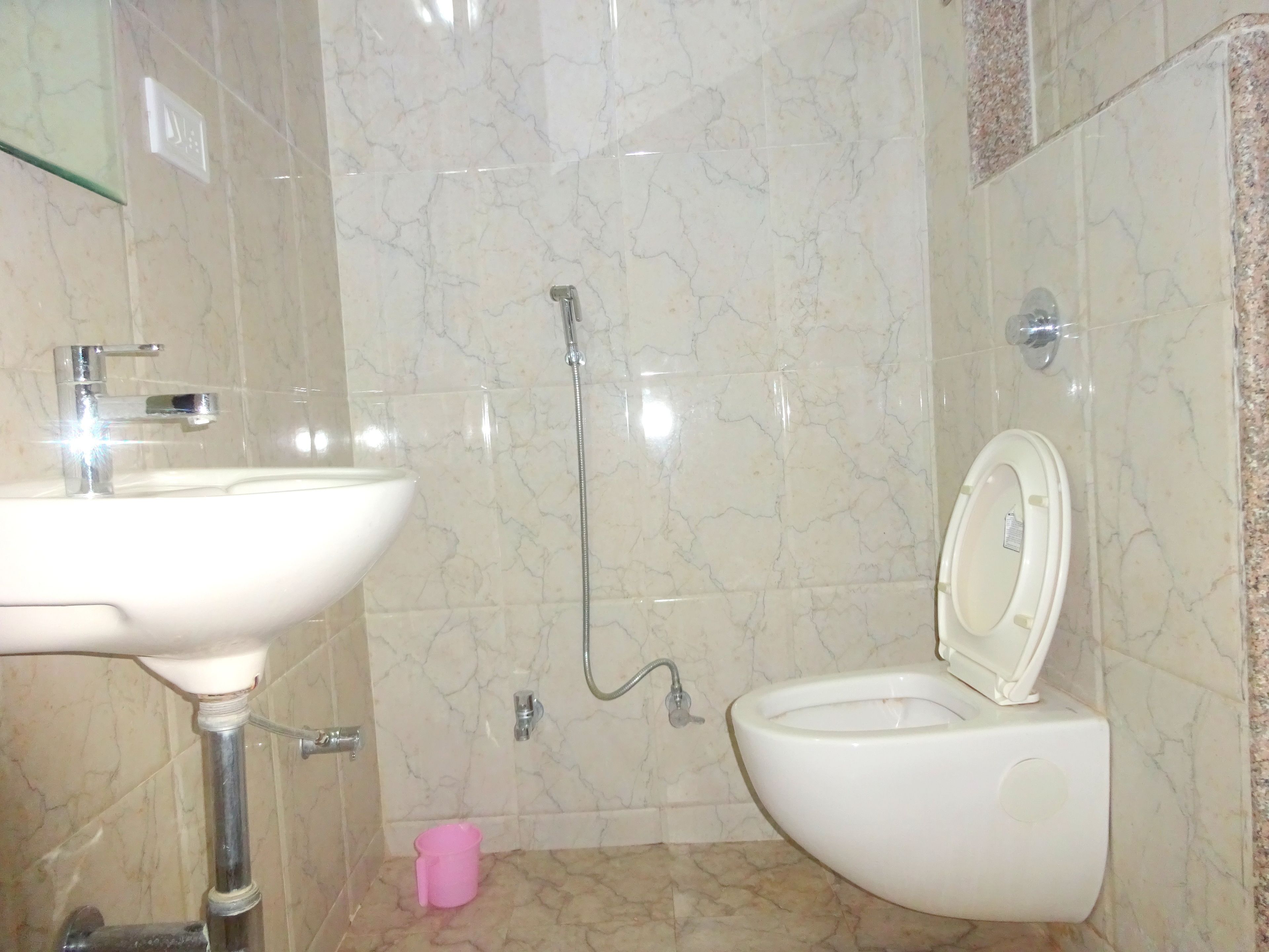 Combined shower/tub, free toiletries, towels