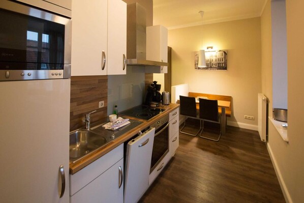 Refrigerador, microondas y periquera 