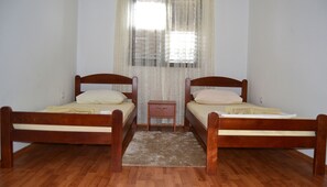 Kahden hengen huone (kaksi sänkyä), jaettu kylpyhuone | Äänieristys, ilmainen Wi-Fi, vuodevaatteet