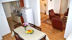 In-room dining - Apartments Dobrisa (Kotor)