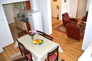 Makan di kamar