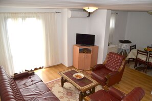 Perhehuoneisto, 3 makuuhuonetta, näköala lahdelle | Oleskelualue