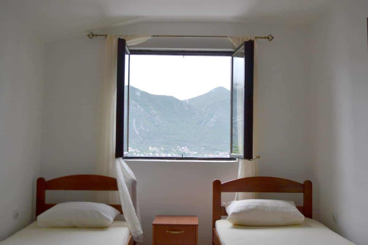 Soundproofing, free WiFi, bed sheets