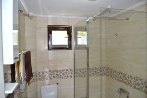 Perhehuoneisto, 3 makuuhuonetta, näköala lahdelle | Kylpyhuone | Erillinen kylpyamme ja suihku, ilmaiset hygieniatuotteet