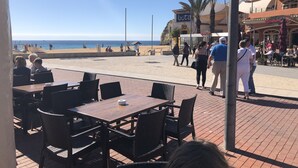 A beachside restaurant with outdoor seating overlooking the beach. - Modern, quietly located vacation apartment with sea view + close to the beach, fully air-conditioned (Carvoeiro (Vale Centeanes))