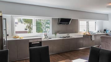 Fridge, oven, stovetop, dishwasher