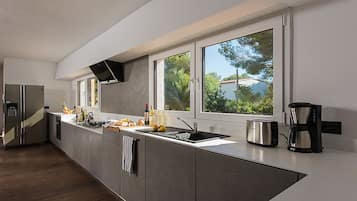 冷蔵庫、オーブン、コンロ、食器洗い機