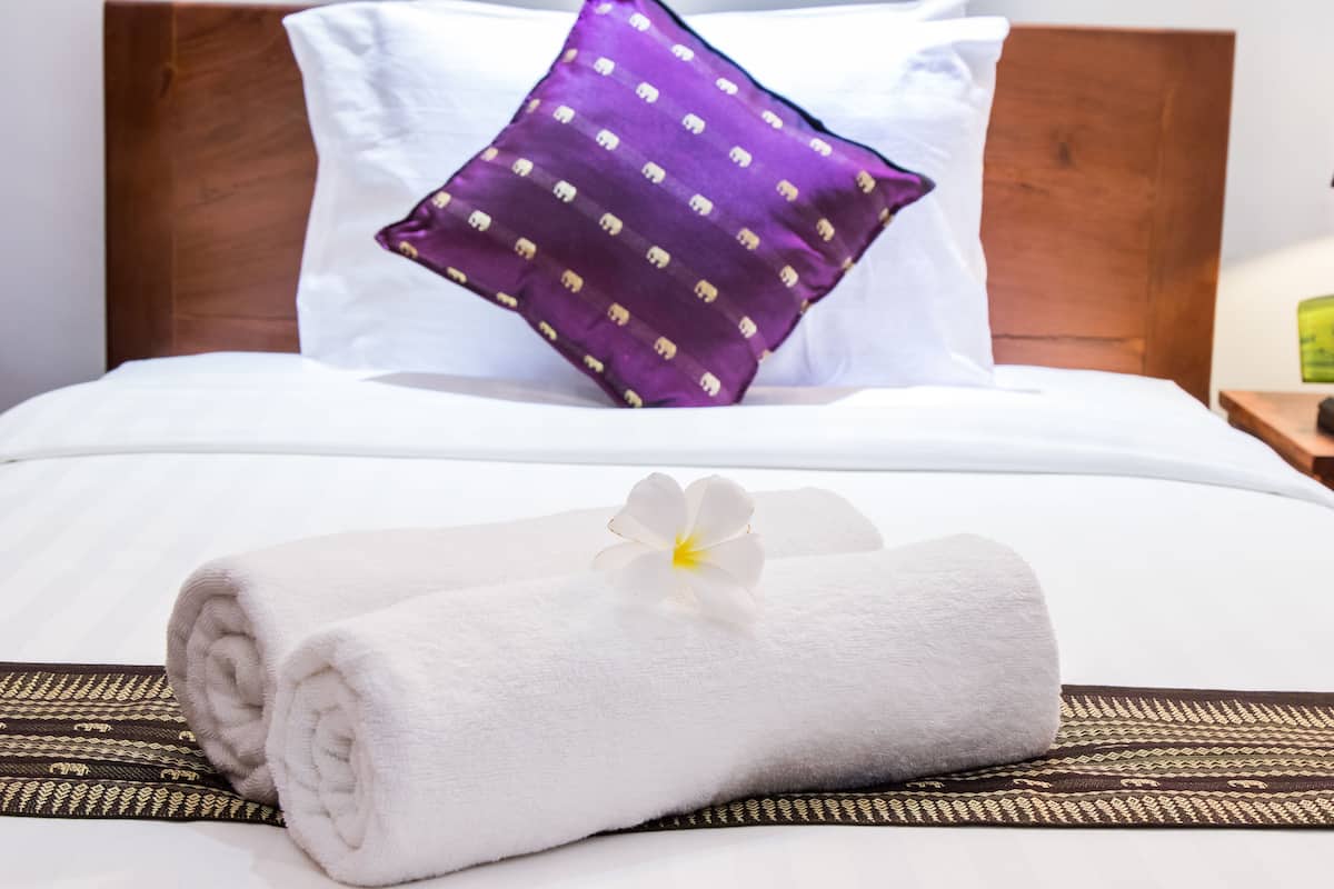 1 bedroom, Egyptian cotton sheets, premium bedding, down duvets