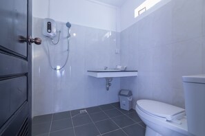 Family Deluxe Apartment | Bathroom | Hydromassage showerhead, designer toiletries, hair dryer, slippers