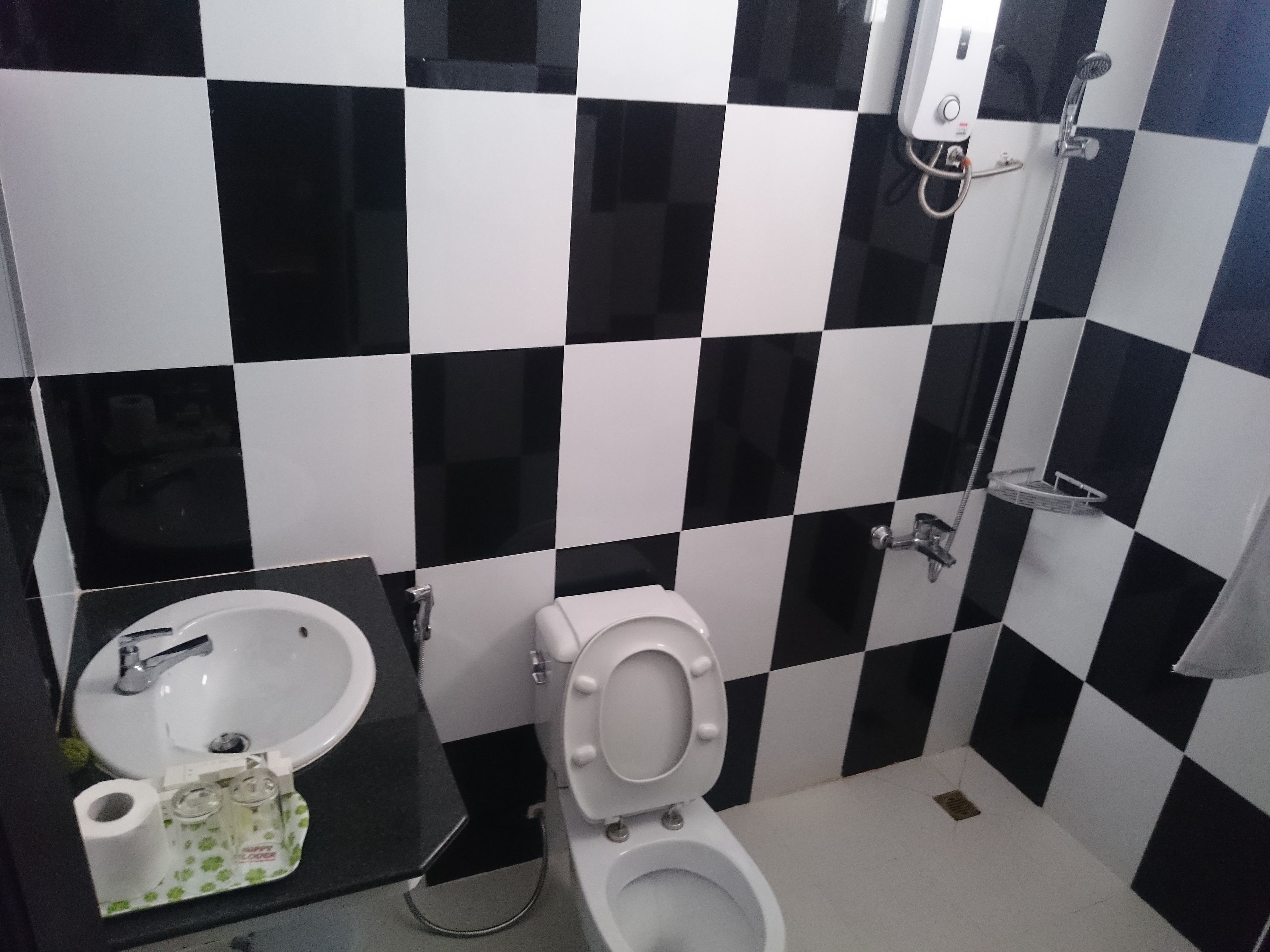 standard twin room | bathroom | hydromassage showerhead, designer toiletries, hair dryer, slippers