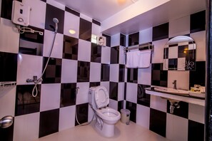 Douche hydromassante, articles de toilette de luxe, sèche-cheveux
